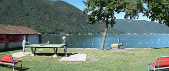 Kinder spielen Ping Pong am See Kinder spielen Ping Pong am See